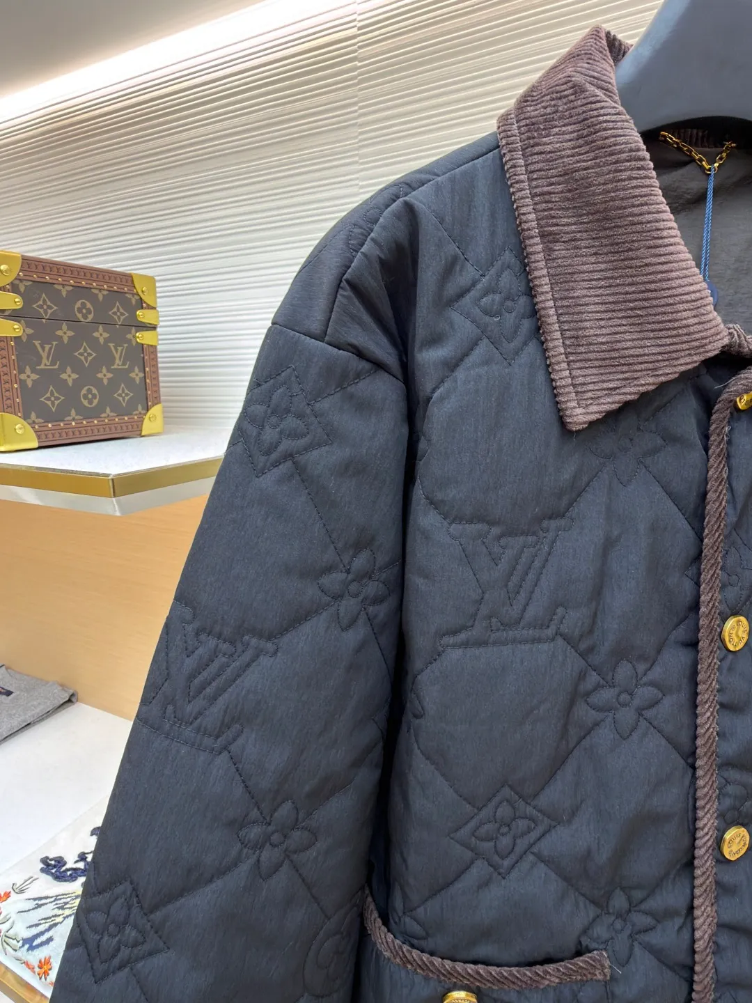 LOUIS VUITTON x Tyler spliced fitted lapel jacket ●Item number: 1681561-B15 ●Material: cotton fabric ●Technology: positioning cutting machine ●Color: black ●Version: fitted version ●Weight: about 545g ●Size: 44-46-48-50 ●Description: The padded cotton jacket uses a lightweight design to control the changing seasons, showing the bright style of the brand's collaboration with Tyler, full-width Monogram Cray graphic quilting adds elegance, while contrasting corduroy collar and trim add a preppy feel. Allover embroidered quilting with corduroy collar and trim, snap closure at front, front pockets with velvet trim and snap buttons, lining, and a great upper! The overall wiring is straight and delicate, the fabric is comfortable and soft, and the color is consistent without color difference. It can be matched with the same style to create a fashionable look and control various occasions. Customized accessories, complete with three standards, same style for men and women!